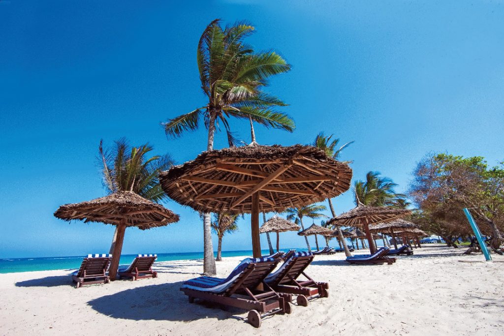 Kenia Mombasa Jacaranda Indian Ocean Beach Resort Strand Iwanowskis Reisen - afrika.de